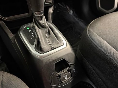 Used 2018 Jeep Renegade Latitude FWD image 22