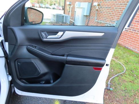 Used 2021 Ford Escape SE image 23