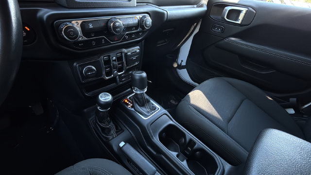 Used 2020 Jeep Gladiator Overland w/ Safety Group AWD/4WD image 15