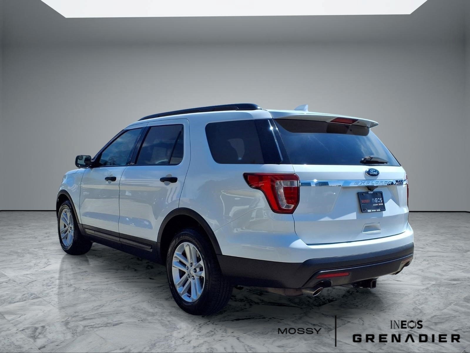 Used 2017 Ford Explorer FWD image 2