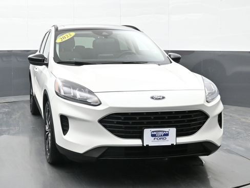 Used 2022 Ford Escape SE w/ SE Sport Appearance Package image 2
