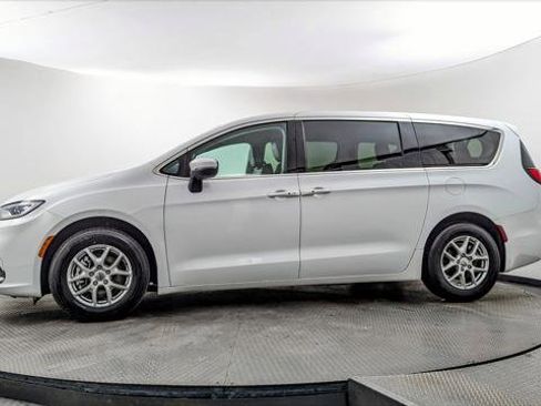 Used 2023 Chrysler Pacifica Touring-L image 3