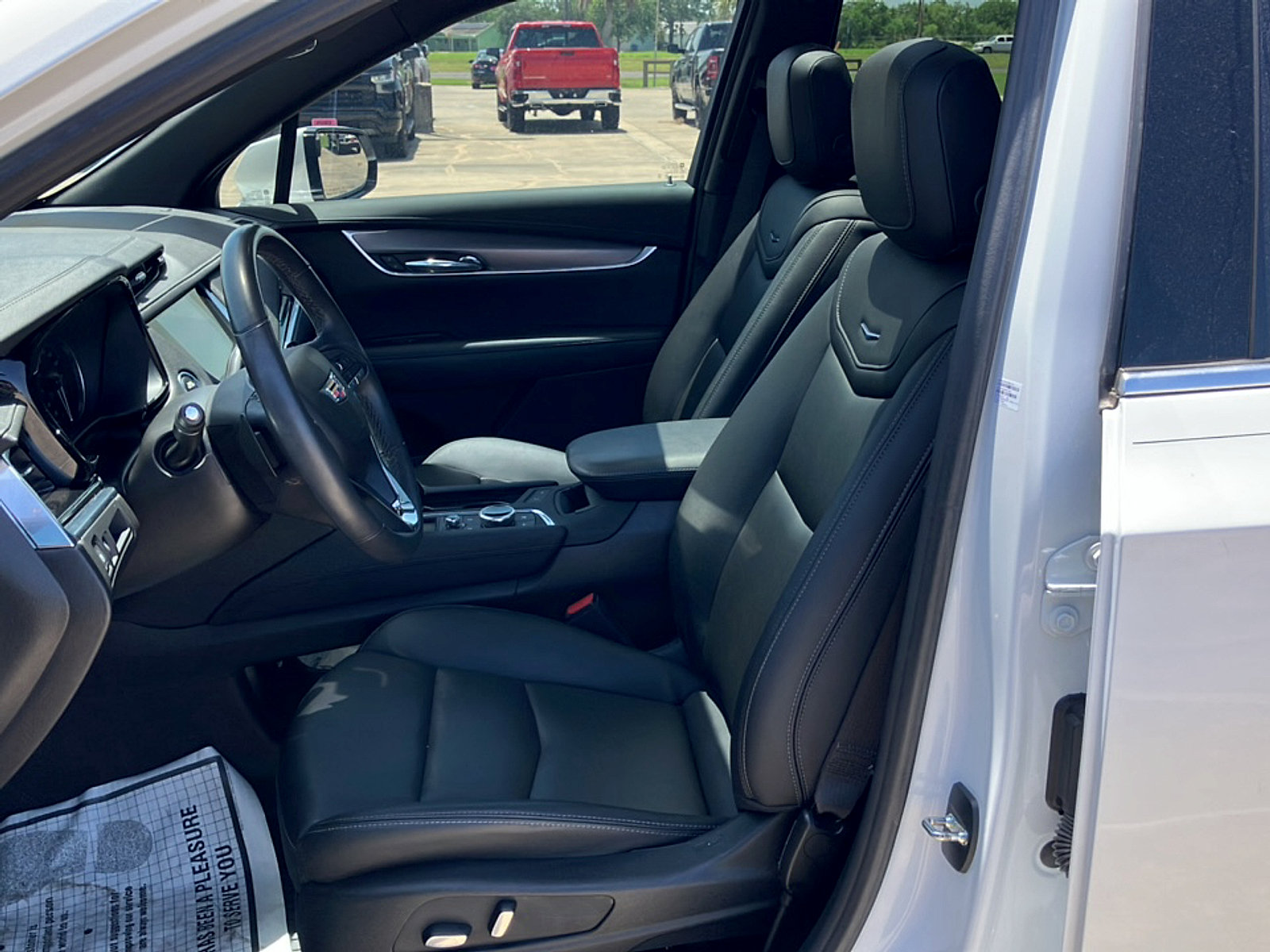 Used 2023 Cadillac XT6 Luxury w/ LPO, Floor Liner Package FWD image 24