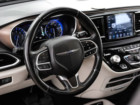 Used 2018 Chrysler Pacifica Touring-L Plus w/ Advanced Safetytec Group FWD image 12