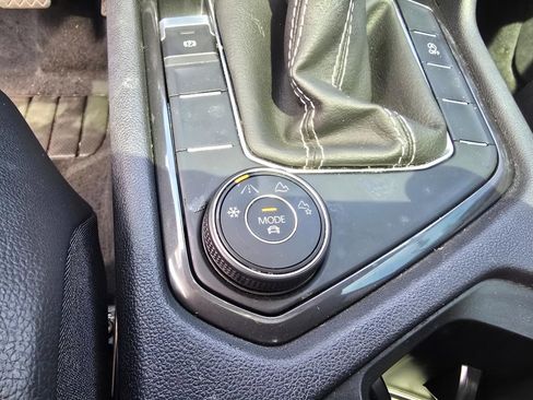 Used 2022 Volkswagen Tiguan SE w/ Panoramic Sunroof Package AWD/4WD image 17