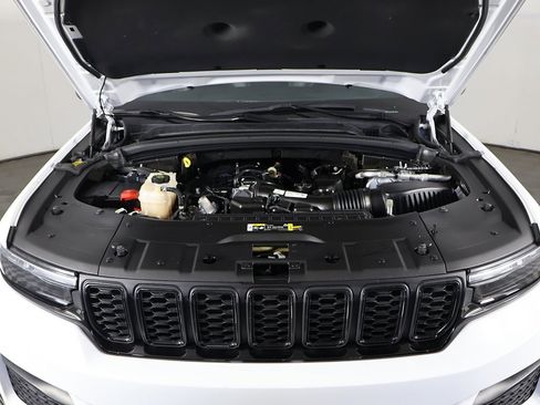 Used 2024 Jeep Grand Cherokee Altitude image 19