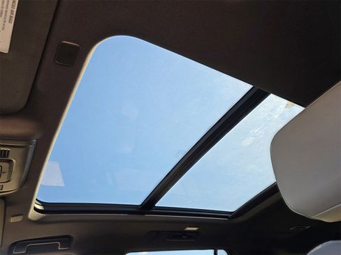 Used 2023 Chevrolet Suburban Z71 w/ Luxury Package image 18