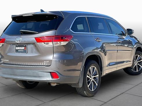 Used 2018 Toyota Highlander XLE FWD image 12