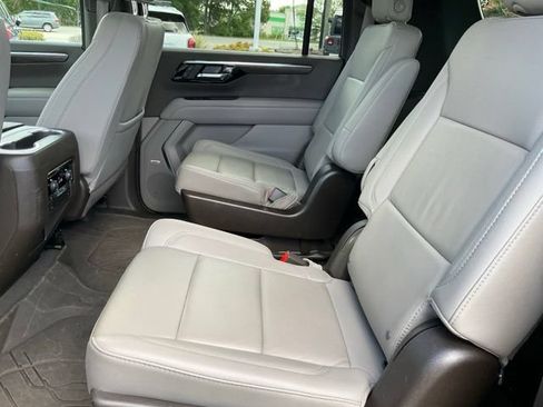 Used 2025 Chevrolet Suburban LT w/ Comfort Package AWD/4WD image 17