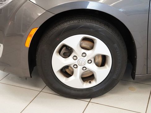 Used 2017 Chrysler Pacifica Touring-L Plus image 19