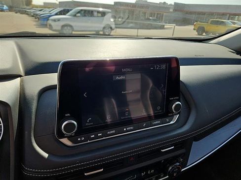 Used 2024 Nissan Rogue SV w/ SV Premium Package image 17