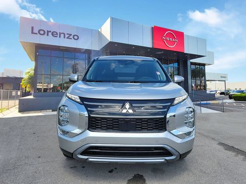 Used 2025 Mitsubishi Outlander SE FWD image 2