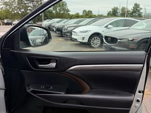 Used 2017 Toyota Highlander Limited image 17