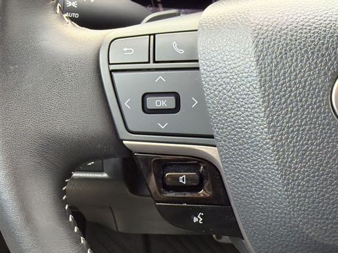 Used 2025 Toyota Camry SE w/ Convenience Package FWD image 16