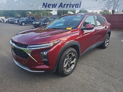 Used 2025 Chevrolet Trax LT FWD image 1
