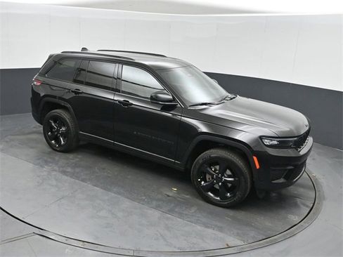 New 2025 Jeep Grand Cherokee Altitude image 30