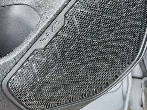 Used 2022 Toyota RAV4 XLE Premium image 23