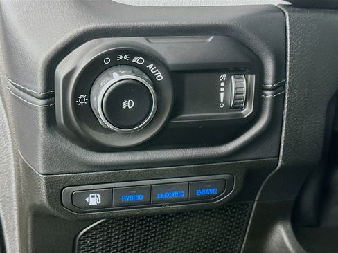 Used 2025 Jeep Wrangler Unlimited Sahara w/ Safety Group AWD/4WD image 17