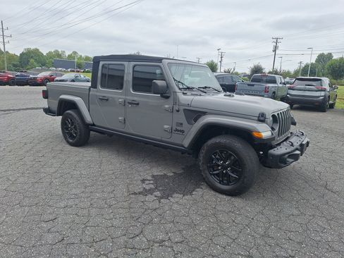 Used 2023 Jeep Gladiator Sport AWD/4WD image 3