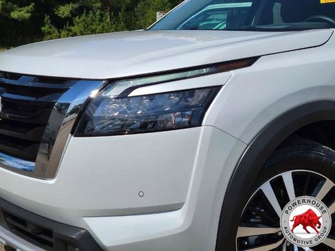 Used 2025 Nissan Pathfinder Platinum w/ Lighting Package (N92) FWD image 11