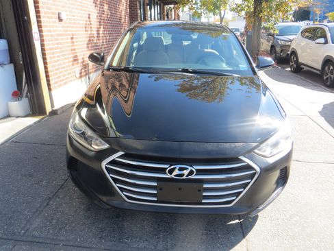 Used 2018 Hyundai Elantra SE image 2