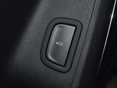 Used 2025 GMC Acadia Elevation image 6