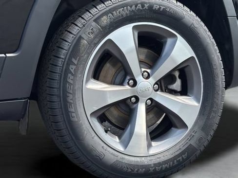 Used 2022 Jeep Cherokee Limited AWD/4WD image 17