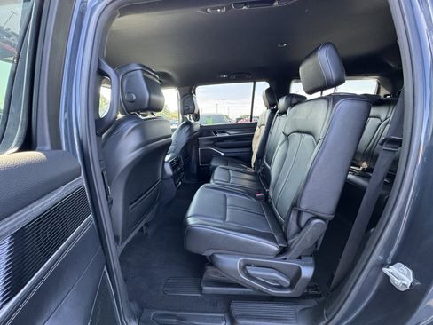 Used 2024 Jeep Wagoneer Series II w/ Flexible Seating Group image 11