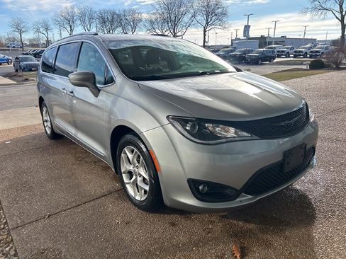 Used 2018 Chrysler Pacifica Touring-L Plus w/ Tire & Wheel Group image 3