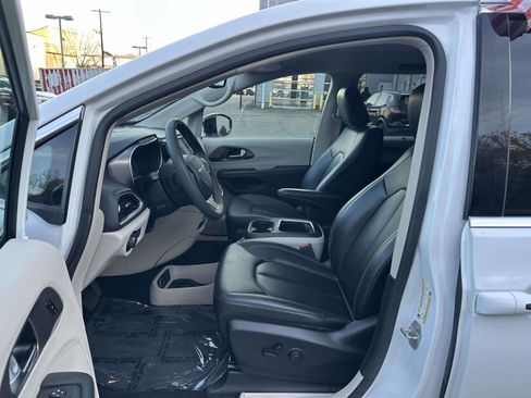 Used 2024 Chrysler Pacifica Touring-L image 15
