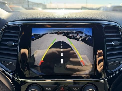 Used 2022 Jeep Grand Cherokee Laredo X image 18