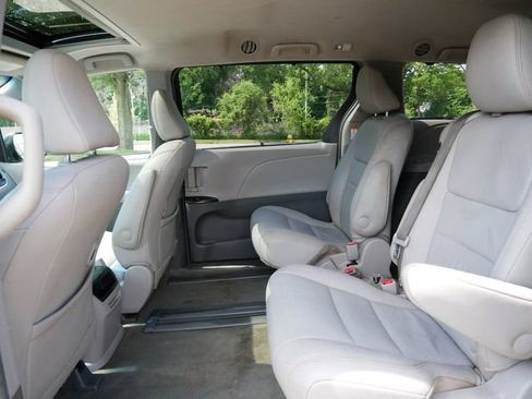 Used 2017 Toyota Sienna XLE FWD image 9