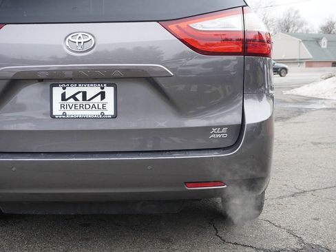 Used 2018 Toyota Sienna XLE w/ XLE Navigation Package image 16