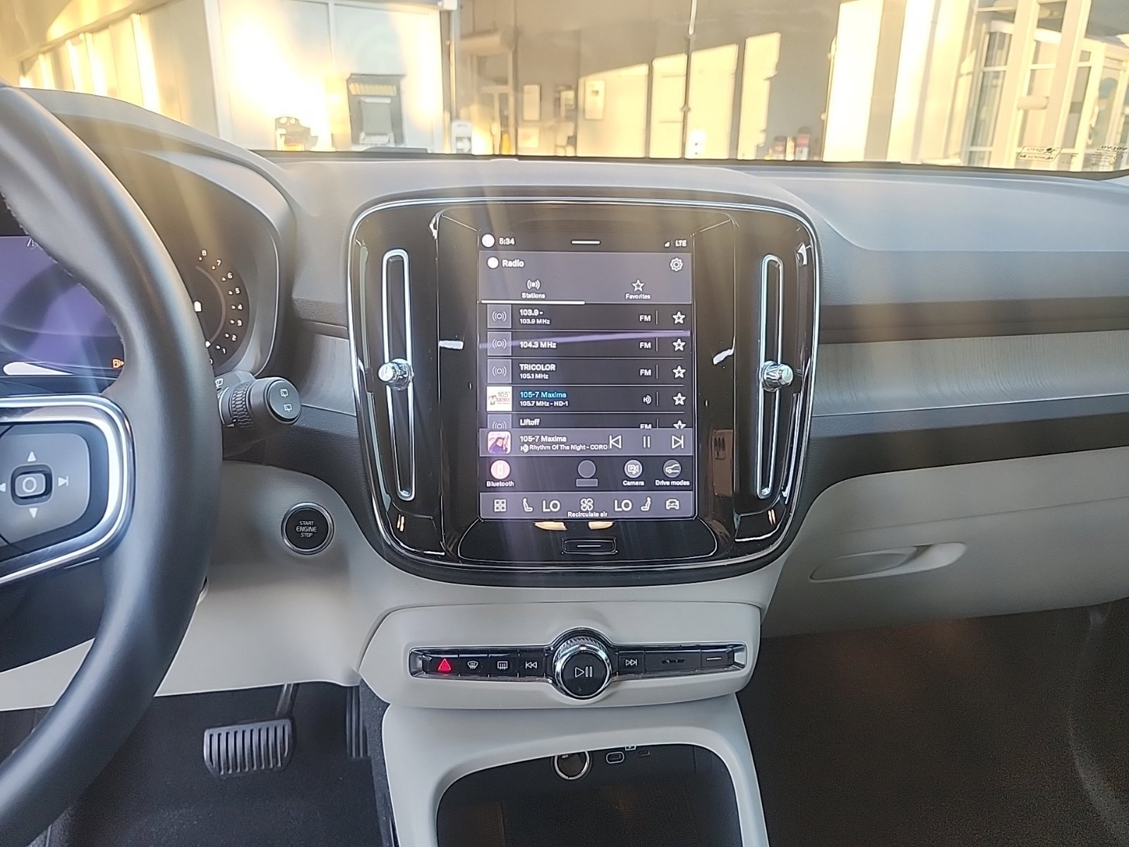 Used 2023 Volvo XC40 B5 Plus AWD/4WD image 16
