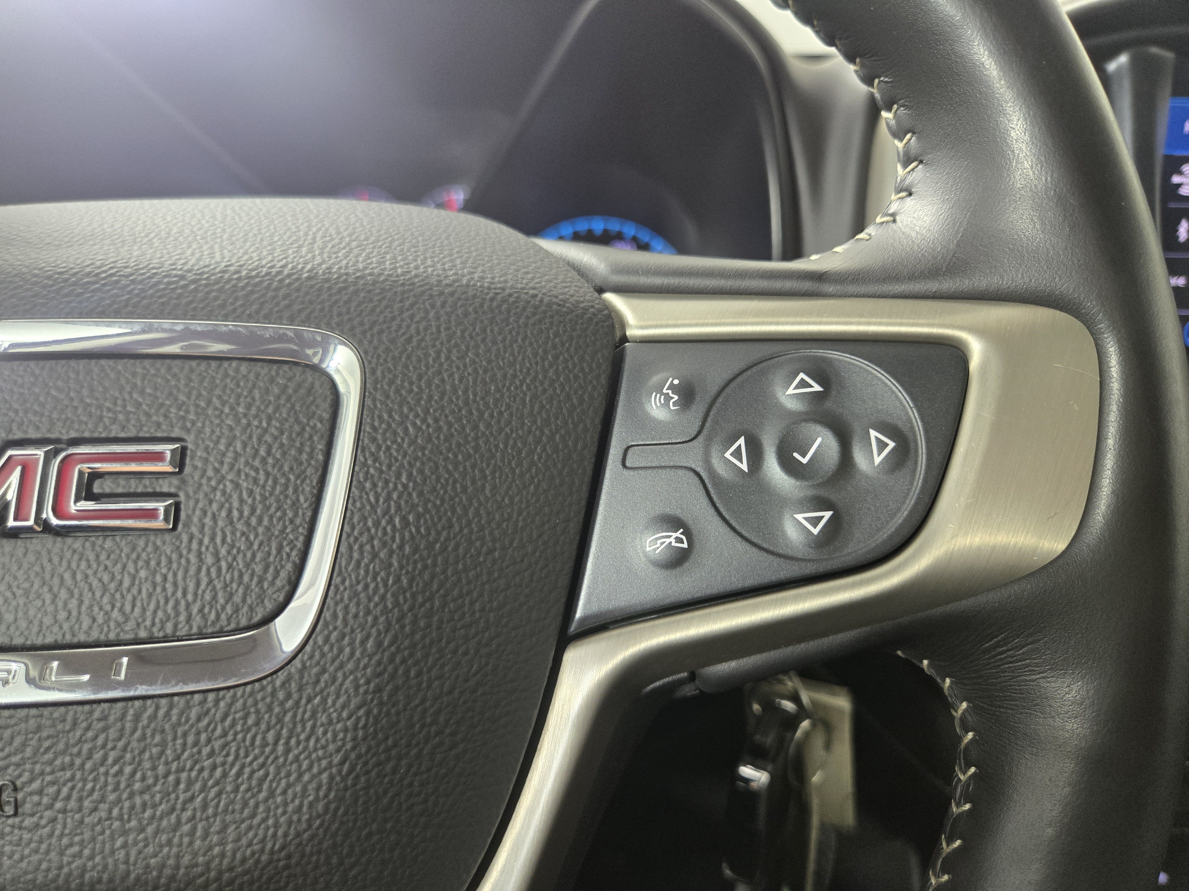 Certified 2022 GMC Canyon Denali w/ Denali Black Edition Package AWD/4WD image 16
