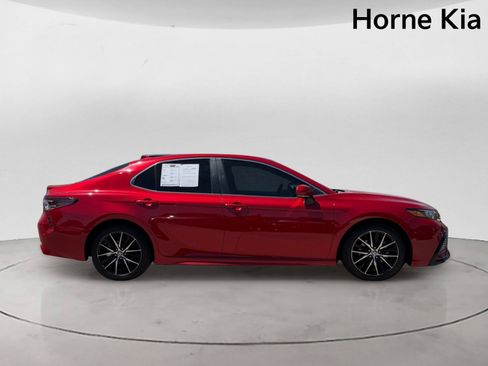 Used 2021 Toyota Camry SE w/ Convenience Package FWD image 3