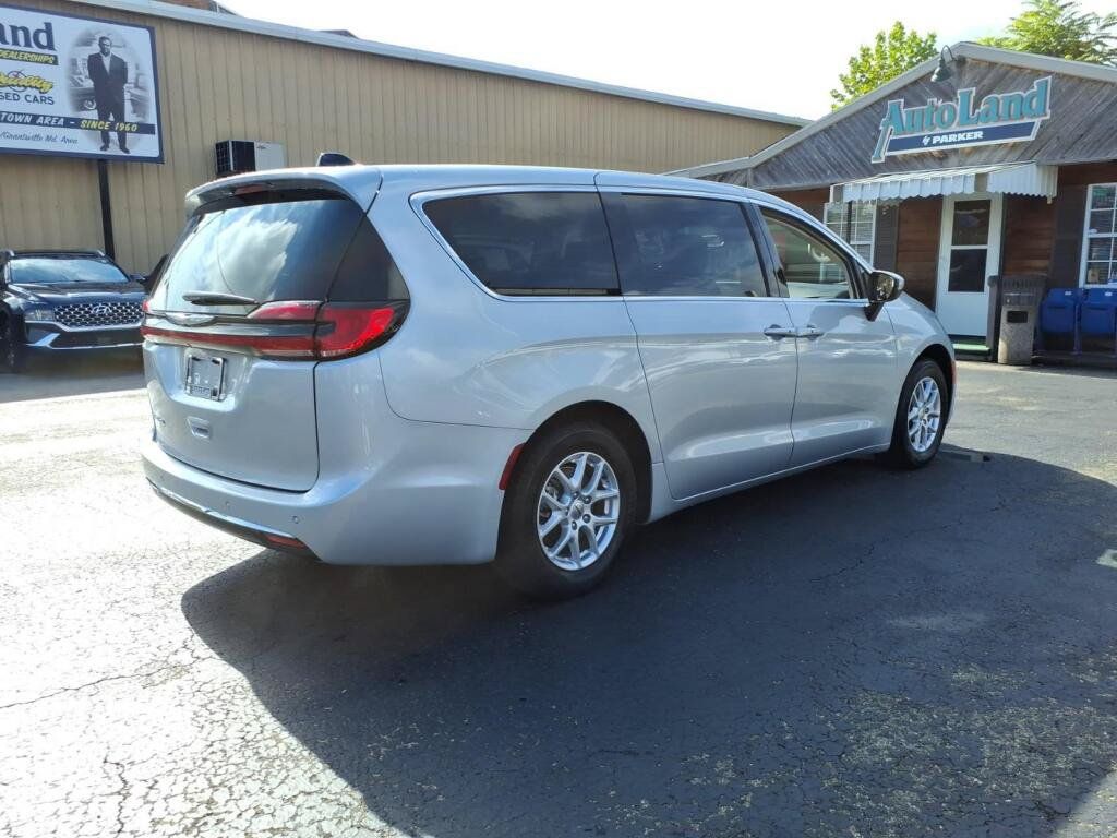 Used 2023 Chrysler Pacifica Touring-L FWD image 5