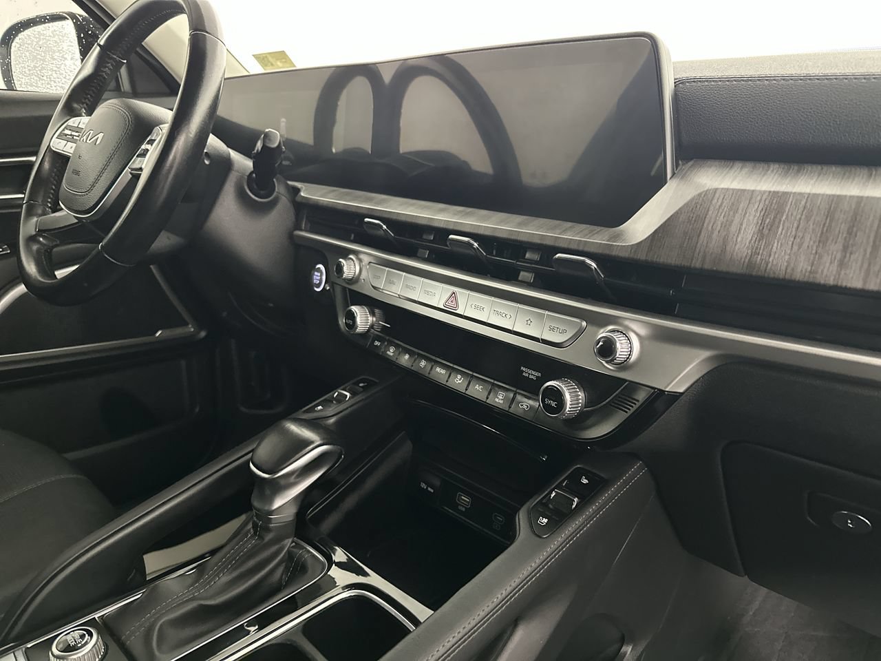 Used 2023 Kia Telluride EX w/ EX Captain's Chair Package FWD image 15
