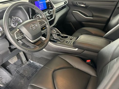 Certified 2024 Toyota Highlander XLE image 12