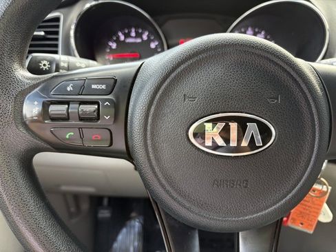 Used 2018 Kia Sedona L image 17