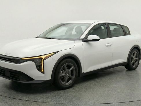 Used 2025 Kia K4 FWD image 3