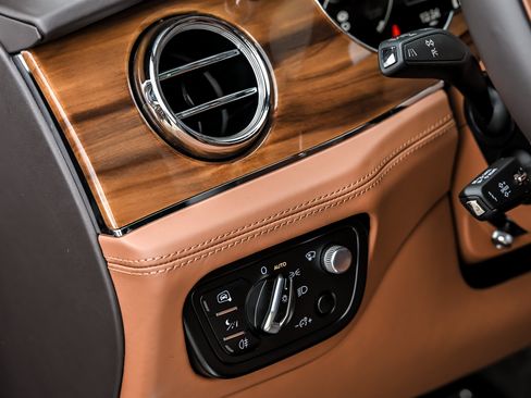 Used 2022 Bentley Bentayga AWD/4WD image 31