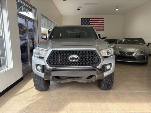Used 2018 Toyota Tacoma TRD Off-Road w/ Technology Package image 2