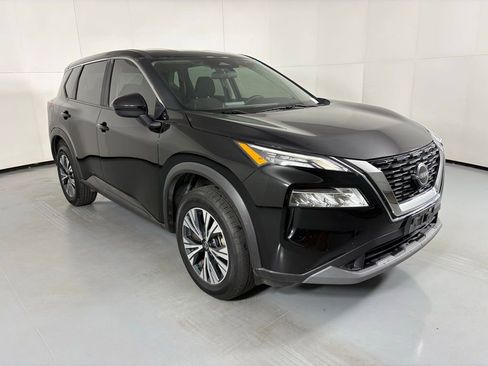 Used 2023 Nissan Rogue SV image 2