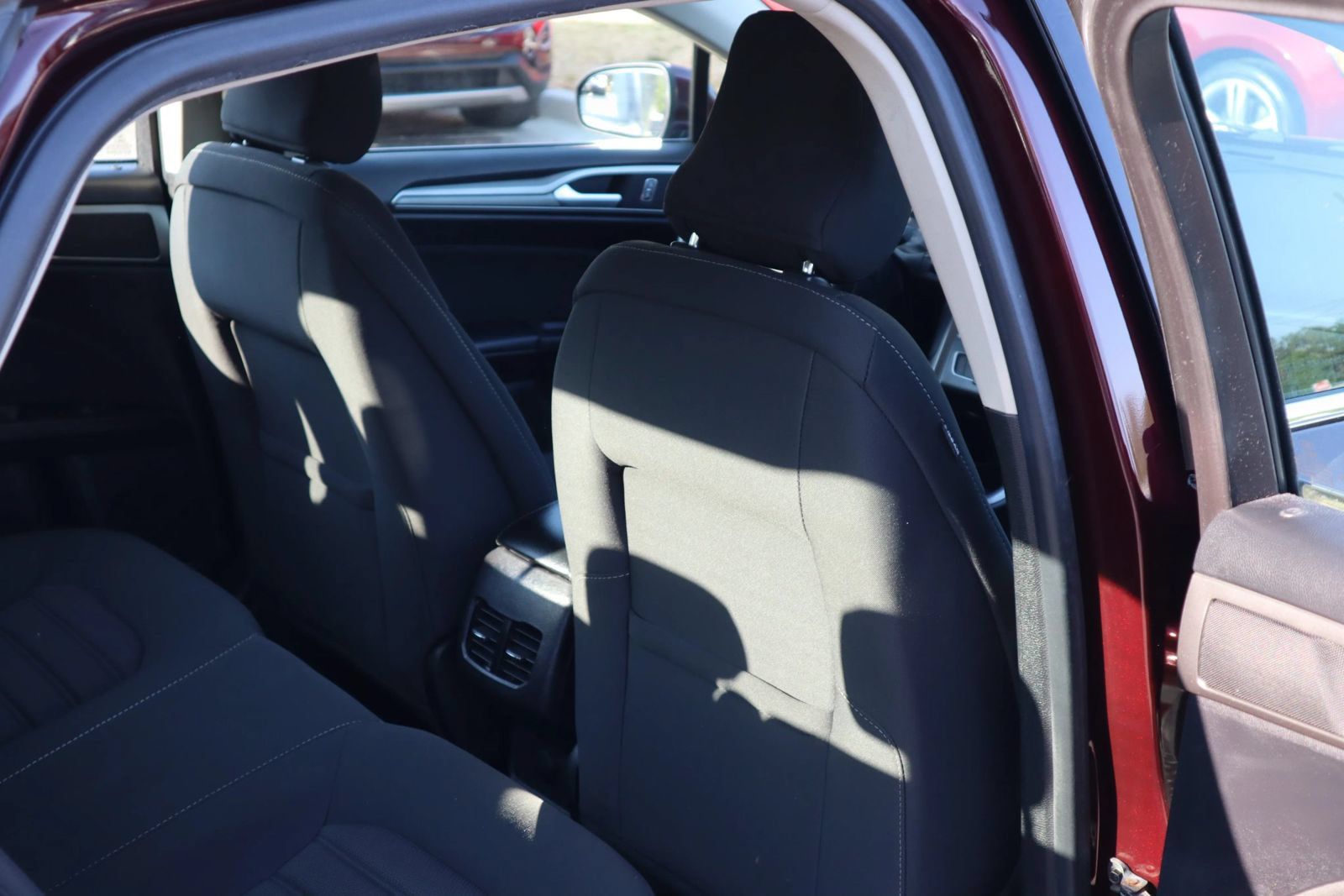 Used 2018 Ford Fusion SE w/ Fusion SE Technology Package FWD image 18