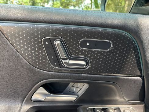 Used 2025 Mercedes-Benz GLB 250 image 22