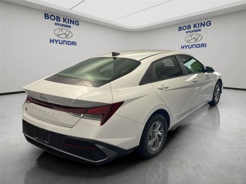 Certified 2024 Hyundai Elantra SE FWD image 4