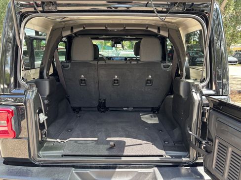 Used 2025 Jeep Wrangler Unlimited Sahara AWD/4WD image 30
