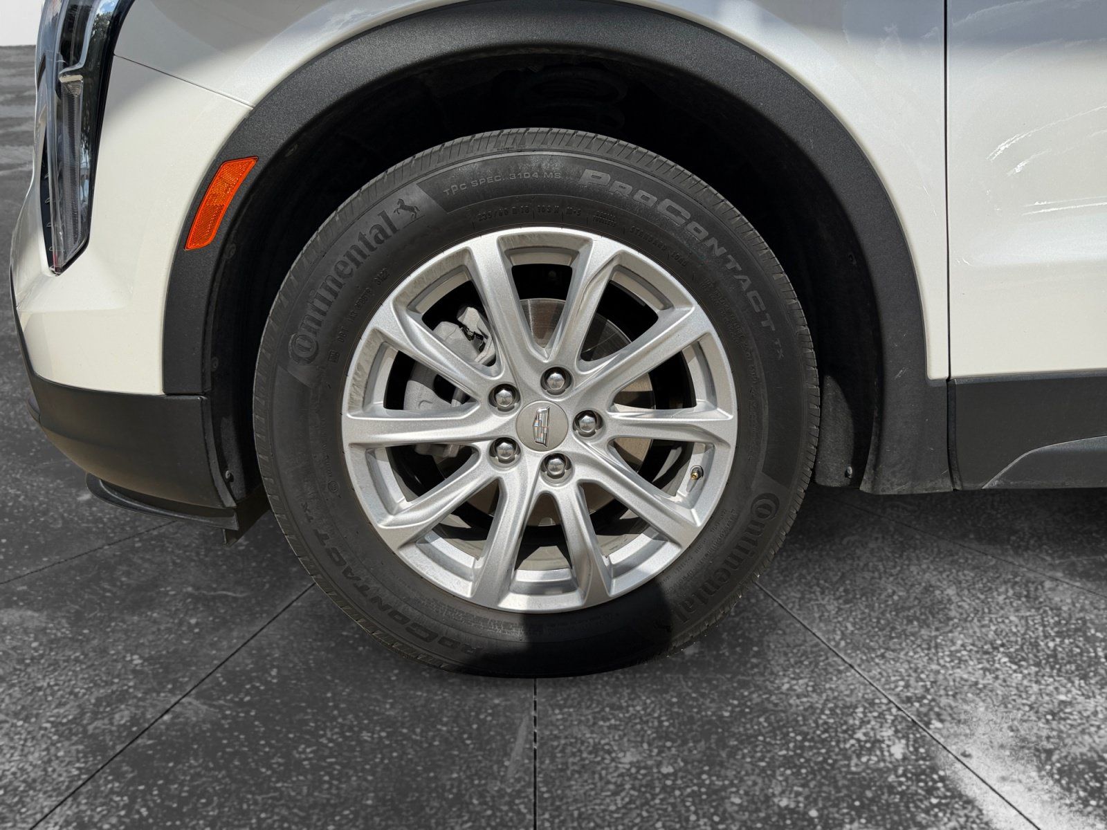 Used 2023 Cadillac XT4 Luxury w/ Cold Weather Package FWD image 9