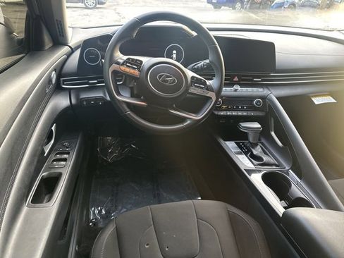 Used 2023 Hyundai Elantra SEL w/ Convenience Package image 10